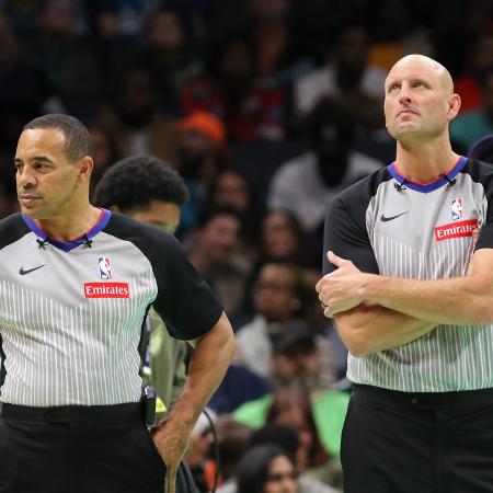 Árbitros Eric Dalen e Curtis Blair durante partida entre Milwaukee Bucks e Charlotte Hornets pela NBA - Brock Williams-Smith/NBAE via Getty Images