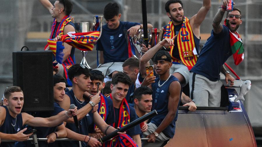 Jogadores do Barcelona comemoram título pelas ruas da cidade catalã - David Ramos/Getty Images