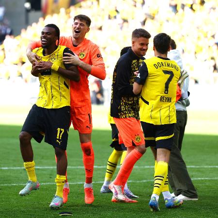 Jogadores do Borussia Dortmund comemoram vitória sobre o Holstein Kiel - Leon Kuegeler/Getty Images
