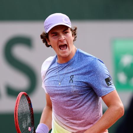 João Fonseca comemora ponto contra Hubert Hurkacz, em Roland Garros João Fonseca comemora ponto contra Hubert Hurkacz, em Roland Garros