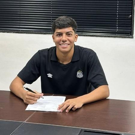 Mateus Mendes assina seu primeiro contrato profissional com o Santos