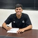 Volante de 16 anos assina 1º contrato profissional com o Santos