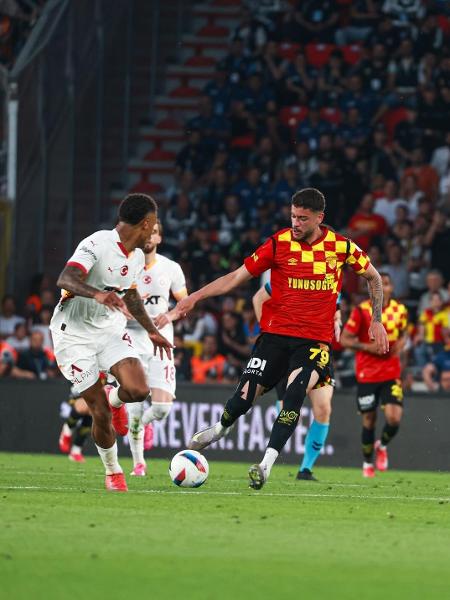 Rômulo, ex-Athletico, em ação pelo Göztepe Rômulo, ex-Athletico, em ação pelo Göztepe
