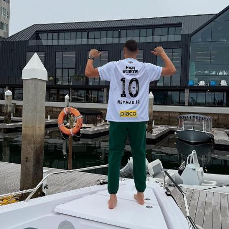 Klay Thompson com a camisa do Santos Klay Thompson com a camisa do Santos