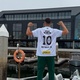 Klay Thompson veste a camisa 10 do Santos de Neymar nas férias