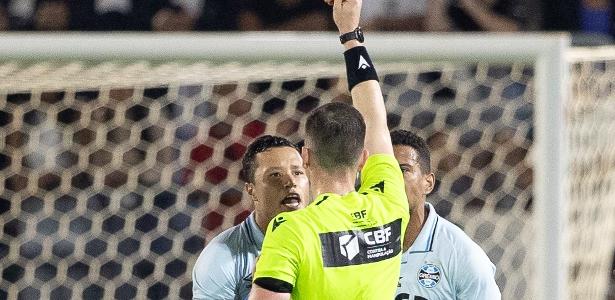 Lateral do Grêmio critica arbitragem após partida controversa: Roubo Categoricamente