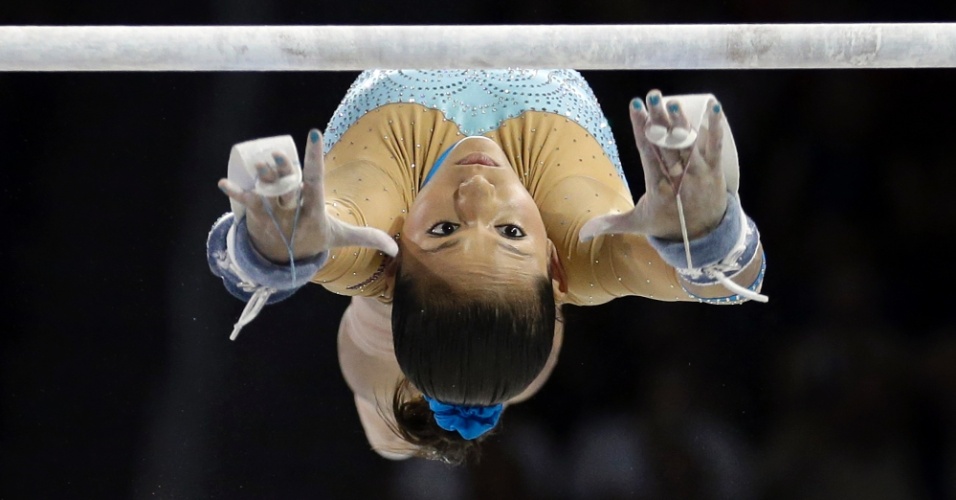 A venezuela Jessica Lopez em ação nas barras; ela acabou com a medalha de prata