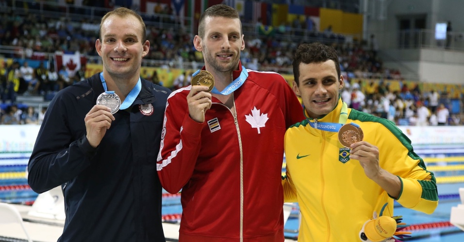 Léo de Deus exibe a medalha de bronze conquistada nos 400m livre