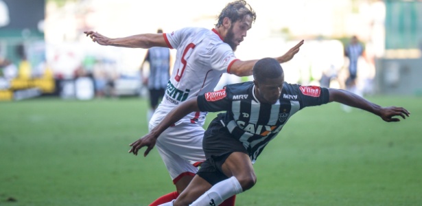 Jogadores do Atlético-MG e do Tricordiano disputam bola no Campeonato Mineiro  - ANDRÉ YANCKOUS/AGIF/ESTADÃO CONTEÚDO