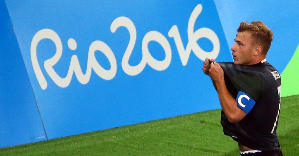 Max Meyer, da Alemanha, comemora gol de empate diante do Brasil