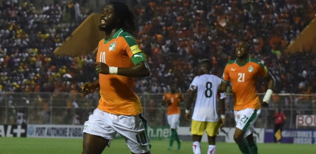 Gervinho comemora um dos gols da Costa do Marfim - Issouf Sanogo/AFP