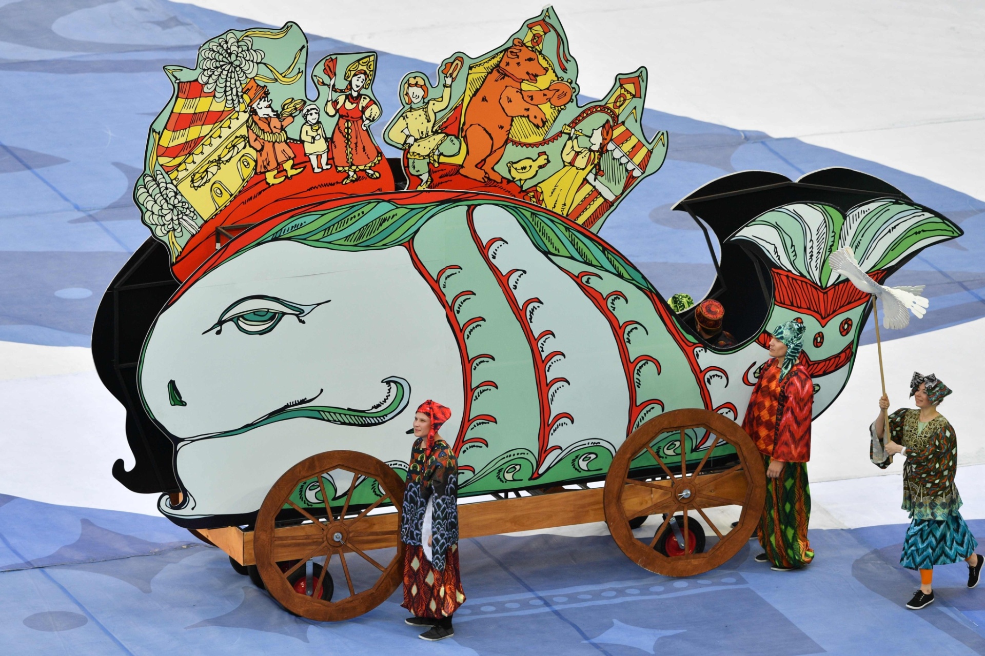 Artistas performam durante festa de abertura da Copa das Confederações 2017 - AFP PHOTO / Mladen ANTONOV