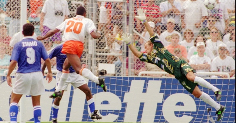 Aron Winter marca o gol de empate contra o Brasil na partida válida pelas quartas de final entre Brasil e Holanda na Copa do Mundo de 1994