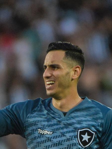 Gatito Fernández em ação durante clássico entre Botafogo e Flamengo - Fernando Soutello/AGIF