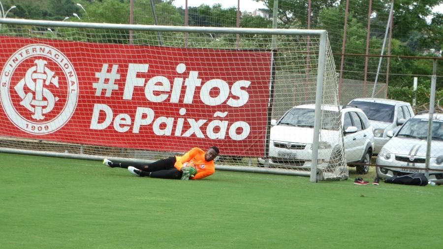 Goleiro Carlos Miguel foi vítima de xingamentos racistas na partida contra o Novo Hamburgo - Marinho Saldanha/UOL