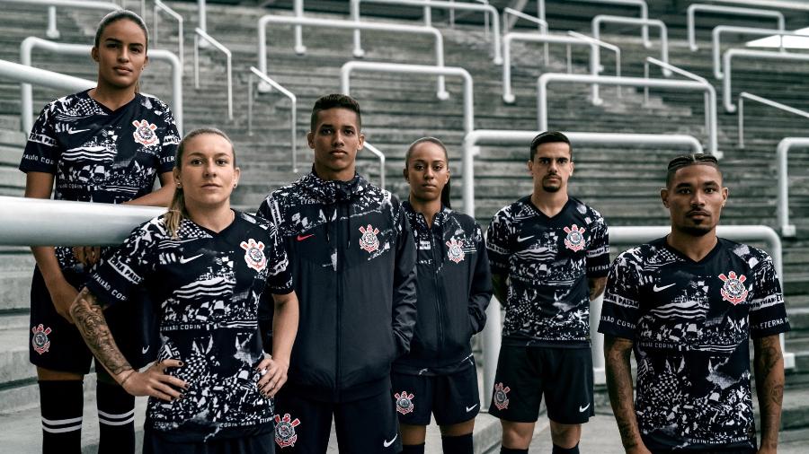 Modelos da nova terceira camisa do Corinthians - Divulgação