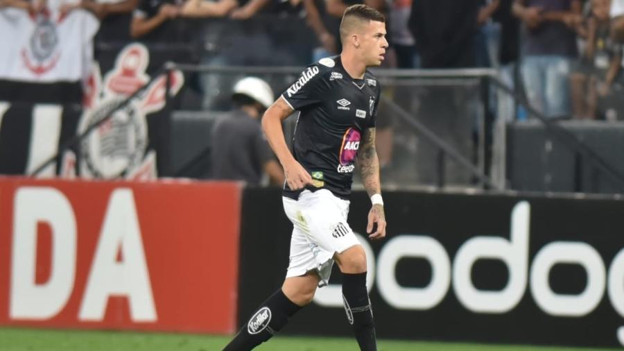 Volante atuou pela segunda vez com a camisa do Santos no clássico de sábado, contra o Corinthians - Ivan Storti/Santos FC
