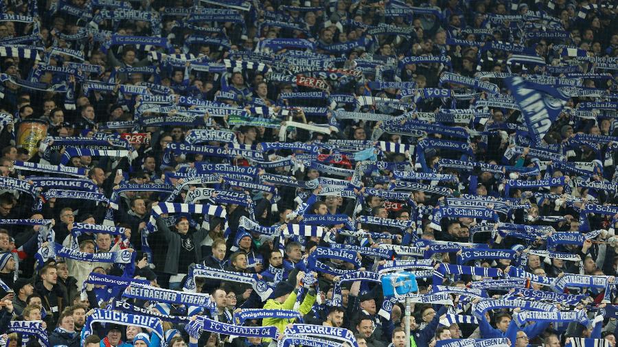 Torcida do Schalke 04 em jogo contra o Hertha Berlim pela Copa da Alemanha - Leon Kuegeler/Reuters