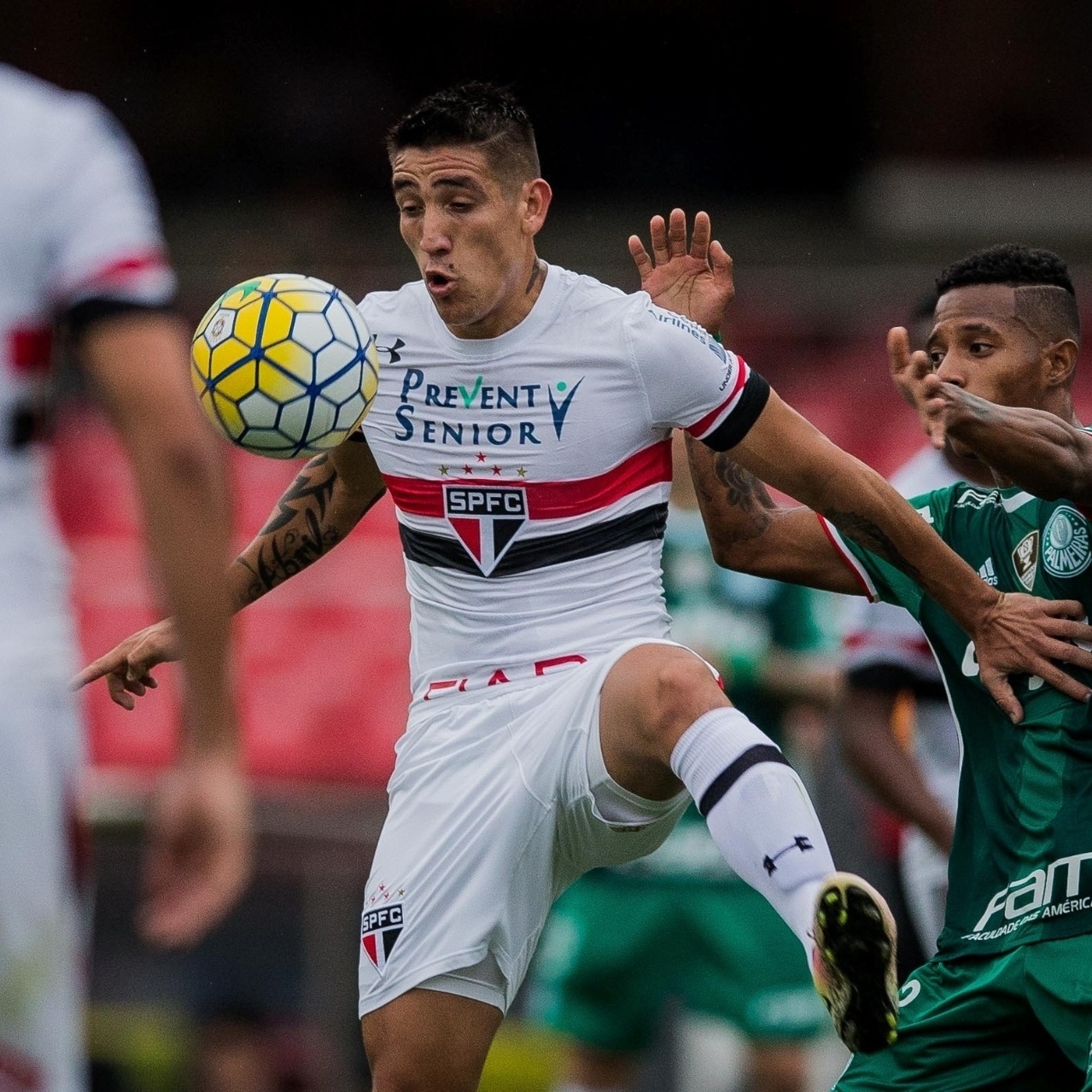 Por quê? Meia do Arsenal posta foto com camisa do SÃO PAULO! 