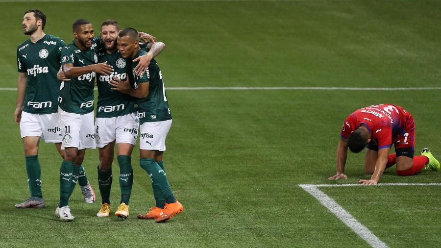 À espera de um novo técnico, jogadores do Palmeiras comemoram o gol sobre o Tigre - Cesar Greco