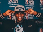 Jimmy Butler viraliza na NBA ao aparecer com cabelo e visual emo