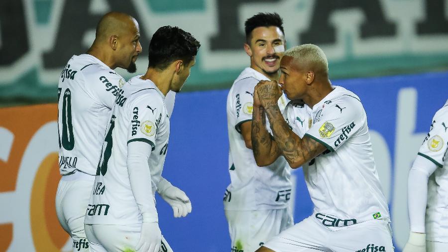 Deyverson brinca com Felipe Melo em comemoração de gol do Palmeiras - Pedro H. Tesch/AGIF