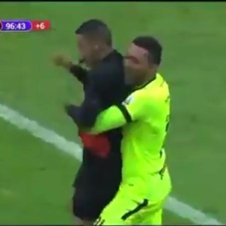 Goleiro do Tolima abraça áribro ao celebrar título colombiano - Reprodução/Twitter