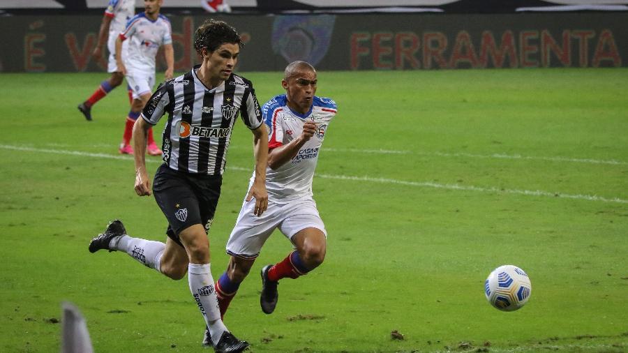 Dodô e Nino Paraíba disputam lance em Atlético-MG x Bahia pela Copa do Brasil - DOUG PATRÍCIO/FOTOARENA/ESTADÃO CONTEÚDO