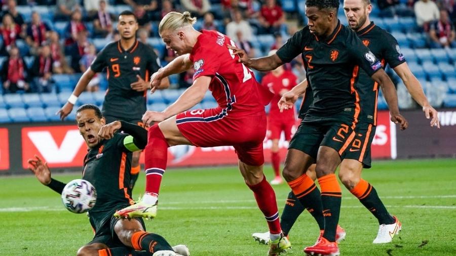 Haaland marcou o gol da Noruega no empate contra a Holanda nas Eliminatórias europeias da Copa do Mundo de 2022 - AFP