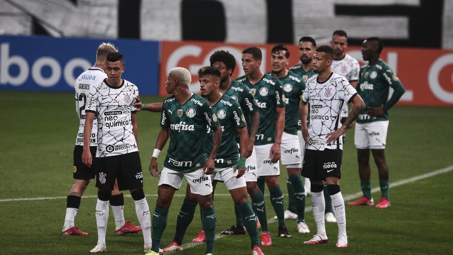 Jogadores do Corinthians disputam lance com jogadores do Palmeiras durante partida - Ettore Chiereguini/AGIF
