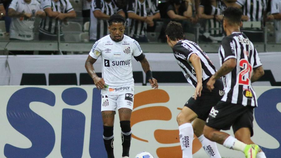 Marinho tenta jogada durante Atlético-MG x Santos pelo Brasileirão - Fernando Moreno/AGIF