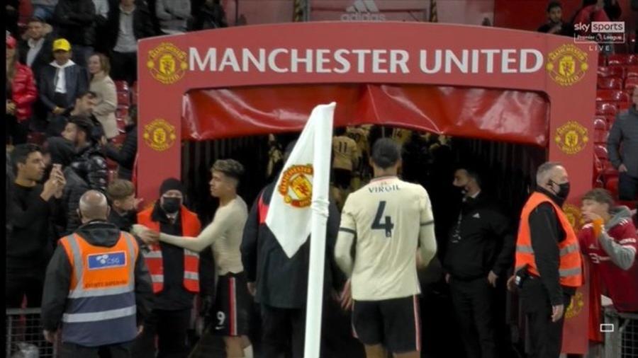 Firmino dá camisa para torcedor do Manchester United após goleada do Liverpool - Reprodução