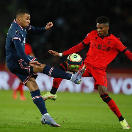 Mbappé tenta lance durante partida entre PSG e Nice no Campeonato Francês 2021-22 - REUTERS/Gonzalo Fuentes