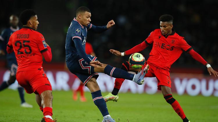 Mbappé tenta lance durante partida entre PSG e Nice no Campeonato Francês 2021-22 - REUTERS/Gonzalo Fuentes - REUTERS/Gonzalo Fuentes