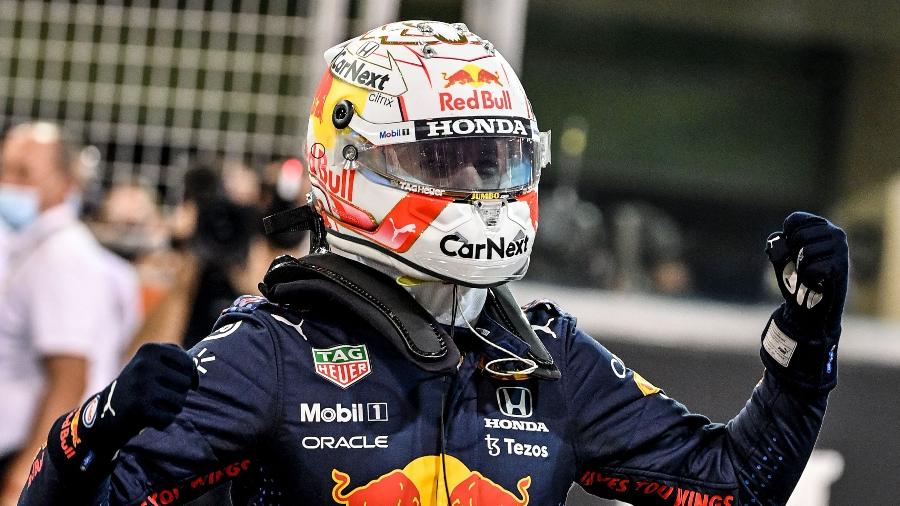 Max Verstappen comemora após fazer a pole no GP de Abu Dhabi; piloto da Red Bull superou Lewis Hamilton - ANDREJ ISAKOVIC / AFP