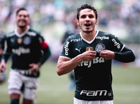 Paulistão on X: CRAQUE DO VERDÃO! Em mais uma temporada em alta, Raphael  Veiga, do @Palmeiras é o Craque do Campeonato neste Paulistão Sicredi.  #MelhoresDoPaulistão #Premiação #PaulistãoSicredi #FutebolPaulista   / X