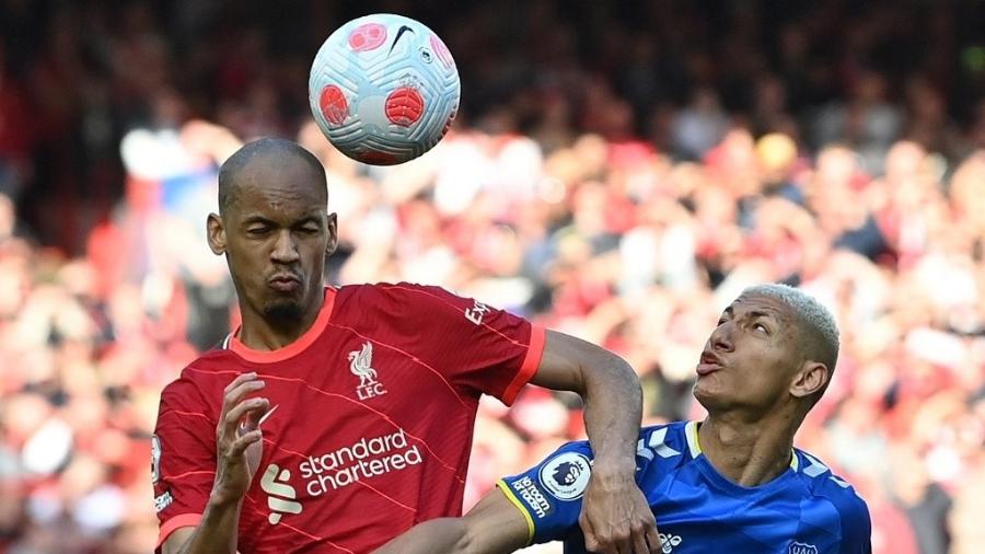 Fabinho e Richarlison disputam a bola durante o duelo entre Liverpool e Everton - Paul Ellis/AFP