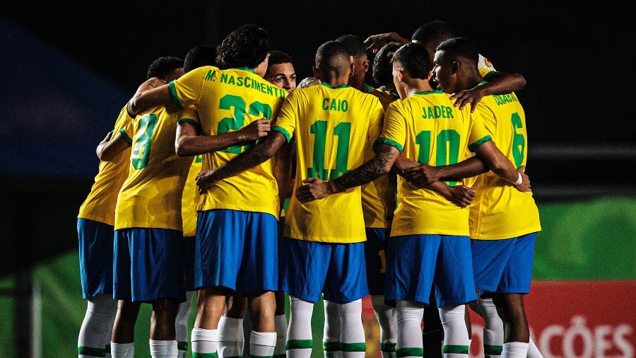 Seleção brasileira sub-20 abraçada antes de golear o Paraguai por 5 a 2 em torneio amistoso no Espírito Santo - Pedro Vale/CBF