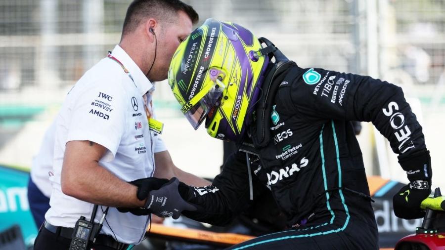 Com dores nas costas, Lewis Hamilton sofre para deixar o carro da Mercedes ao fim do Azerbaijão - Bryn Lennon/Formula 1 via Getty Images