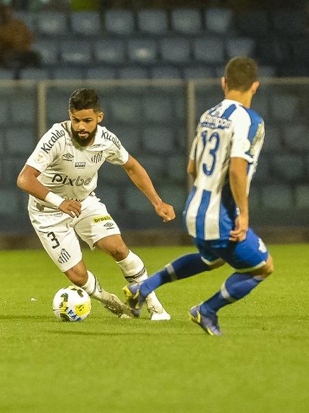 Felipe Jonatan tenta lance em partida entre Santos e Avaí - R.PIERRE/AGIF/ESTADÃO CONTEÚDO