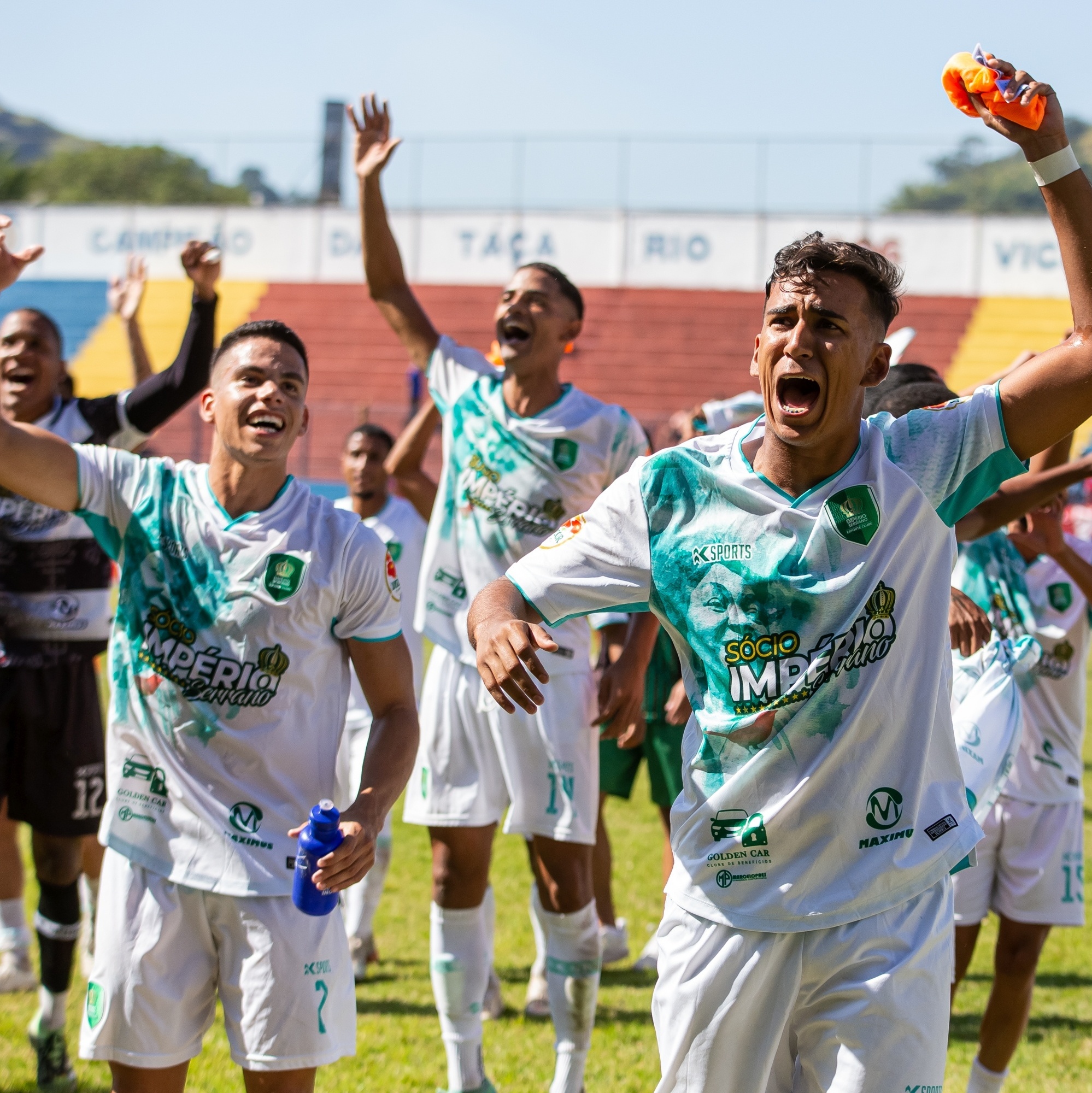 Equipe De Futebol Infantil Se Abraça No Campo De Futebol Antes Do