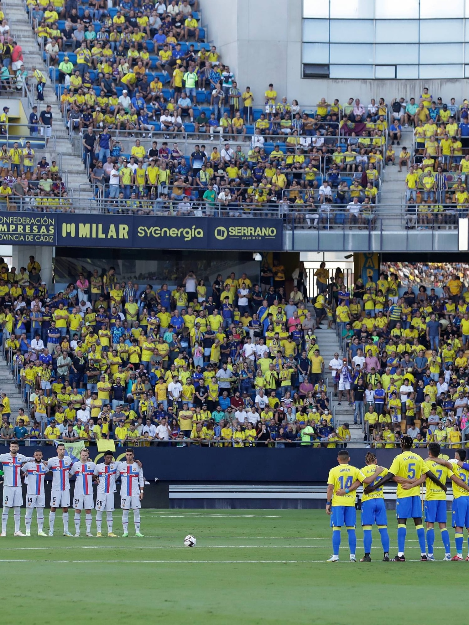 Barcelona deixa-se empatar com o Cádiz, Futebol internacional