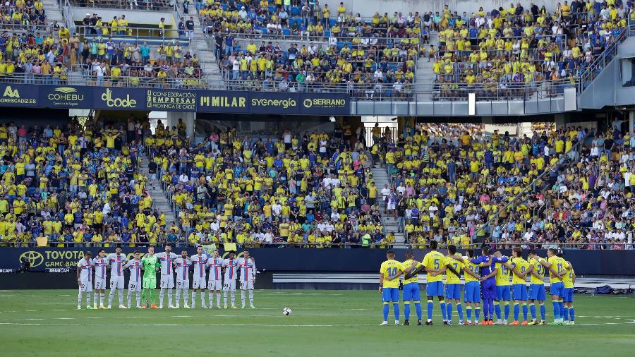 Jogadores de Barcelona e Cádiz durante um minuto de silêncio antes do jogo válido pelo Campeonato Espanhol. 10/09/2022 - ric Verhoeven/Soccrates/Getty Images