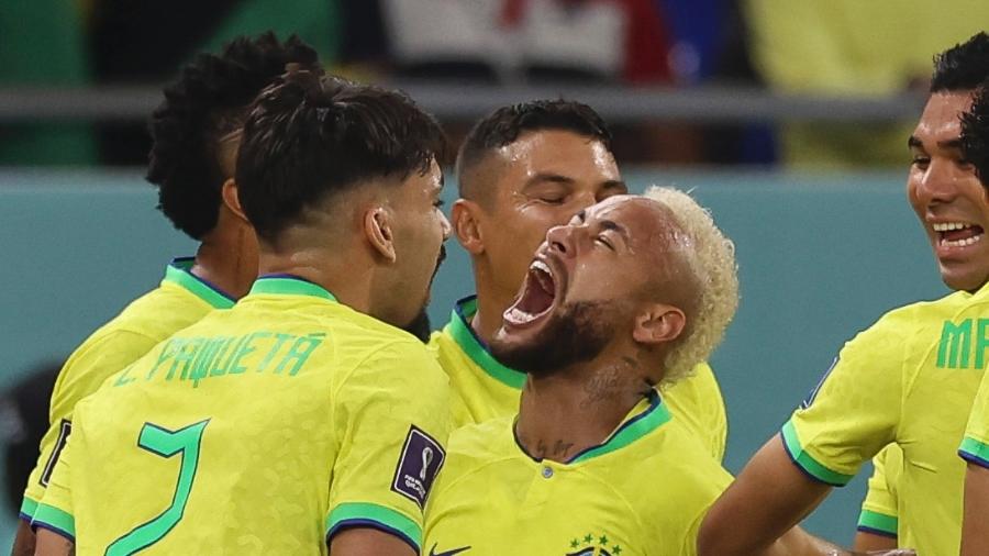 Neymar comemora gol do Brasil com demais jogadores da seleção, na partida contra a Coreia - Ian MacNicol/Getty Images