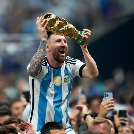 Messi com o troféu da Copa do Mundo no Qatar - Divulgação/Fifa