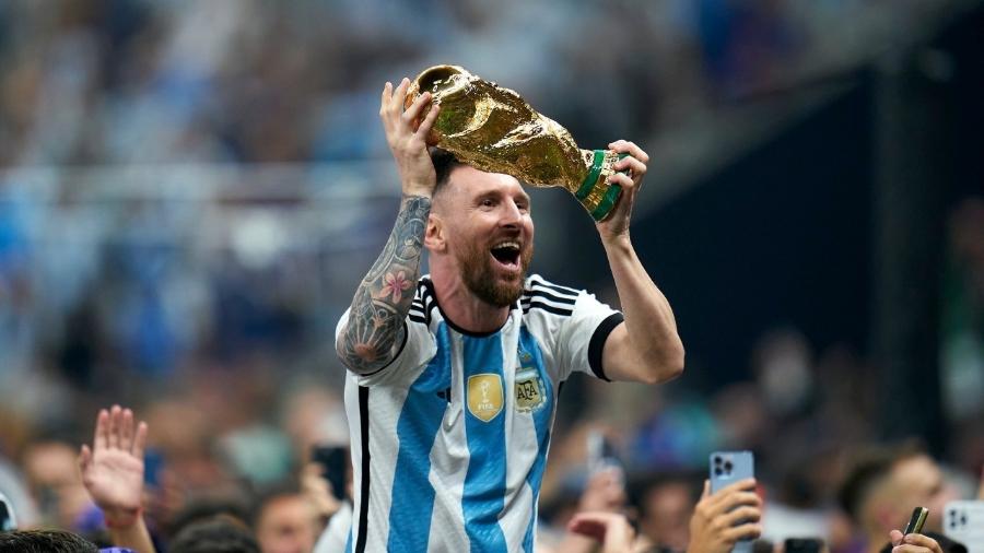 Messi com o troféu da Copa do Mundo no Qatar - Divulgação/Fifa