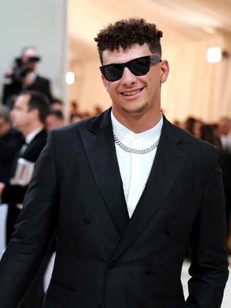Patrick Mahomes e sua esposa, Brittany, no Met Gala 2023. - Theo Wargo/Getty Images for Karl Lagerfeld