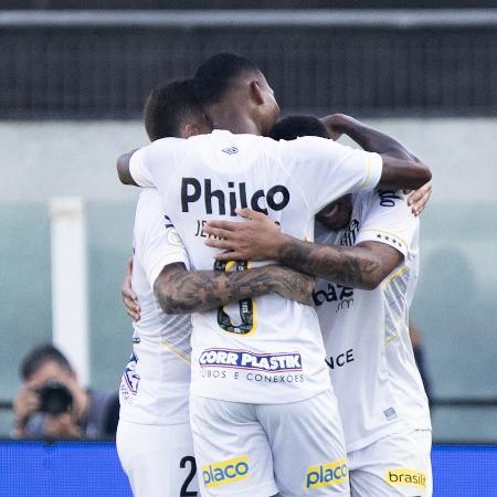 Jogadores do Santos comemoram gol de Marcos Leonardo sobre o Botafogo, pelo Brasileirão