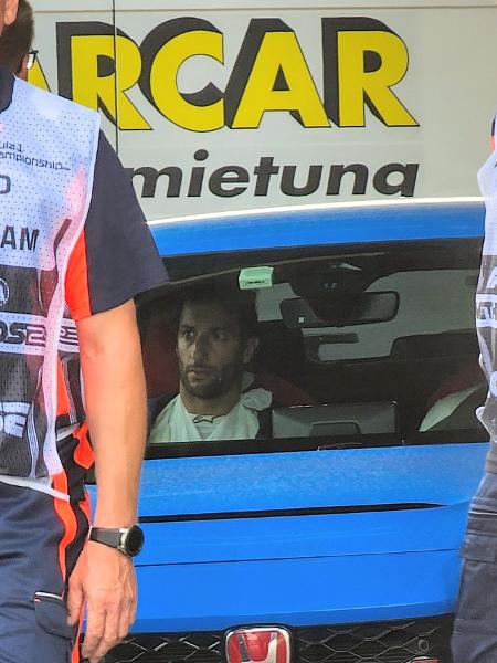 Daniel Ricciardo saindo do centro médico no circuito de Zandvoort