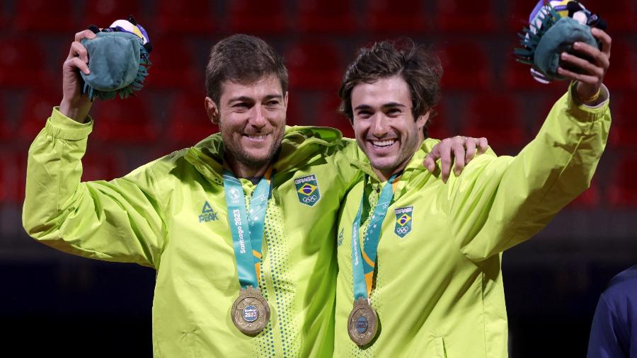 Marcelo Demoliner e Gustavo Heide comemorar o ouro nos Jogos Pan-Americanos Santiago 2023